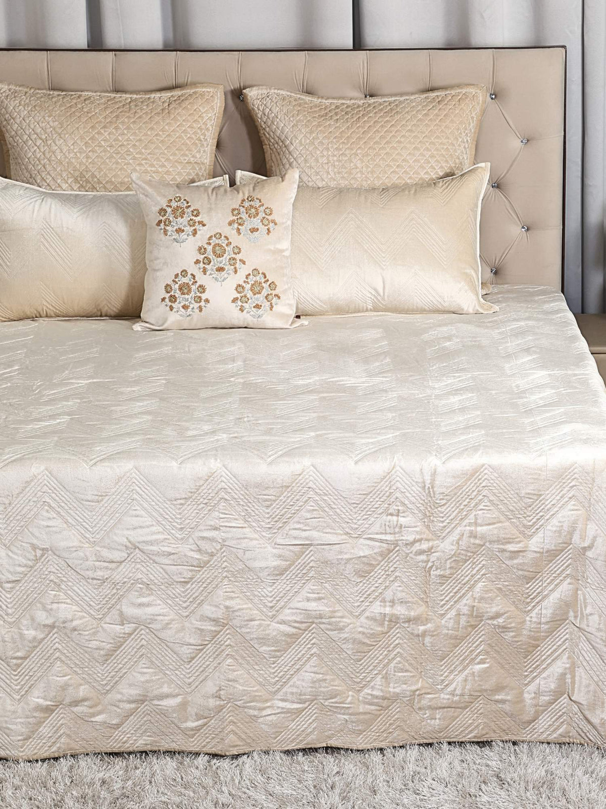 Serene Chevron Embroidered Cotton Viscose Velvet Quilt Set with 2 Pillow Covers