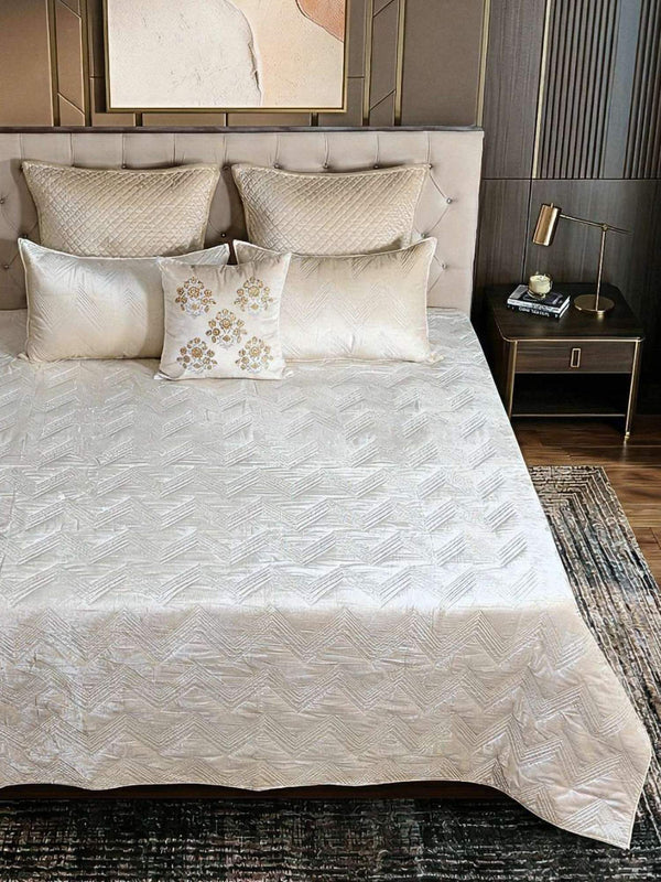 Serene Chevron Embroidered Cotton Viscose Velvet Quilt Set with 2 Pillow Covers