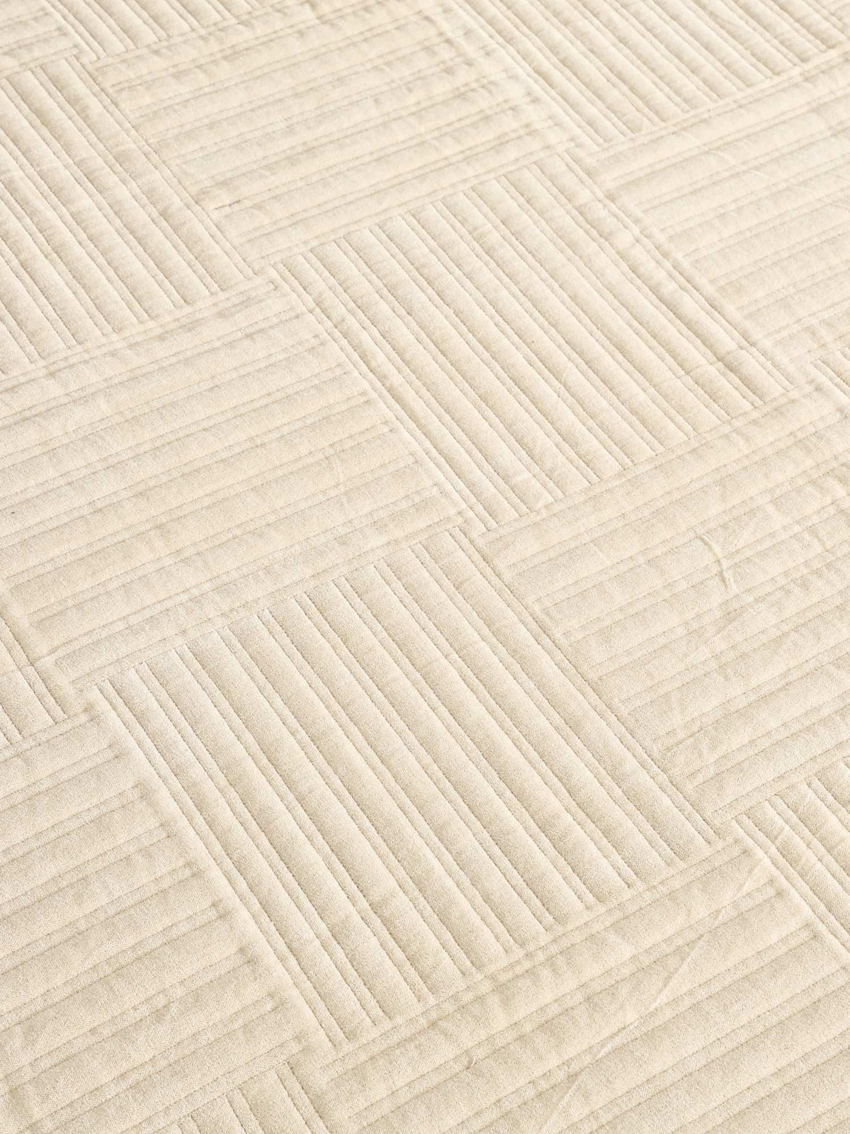 Linear Stripe Pattern Embroidered Quilted Bedspread with 2 Pillow Covers