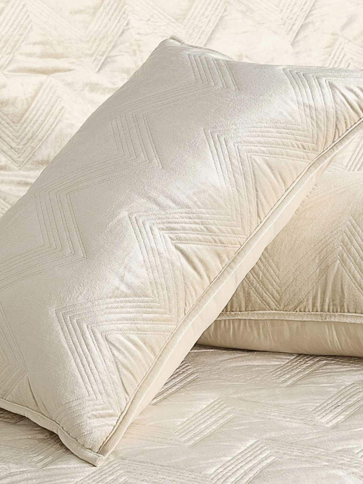 Serene Chevron Embroidered Cotton Viscose Velvet Quilt Set with 2 Pillow Covers